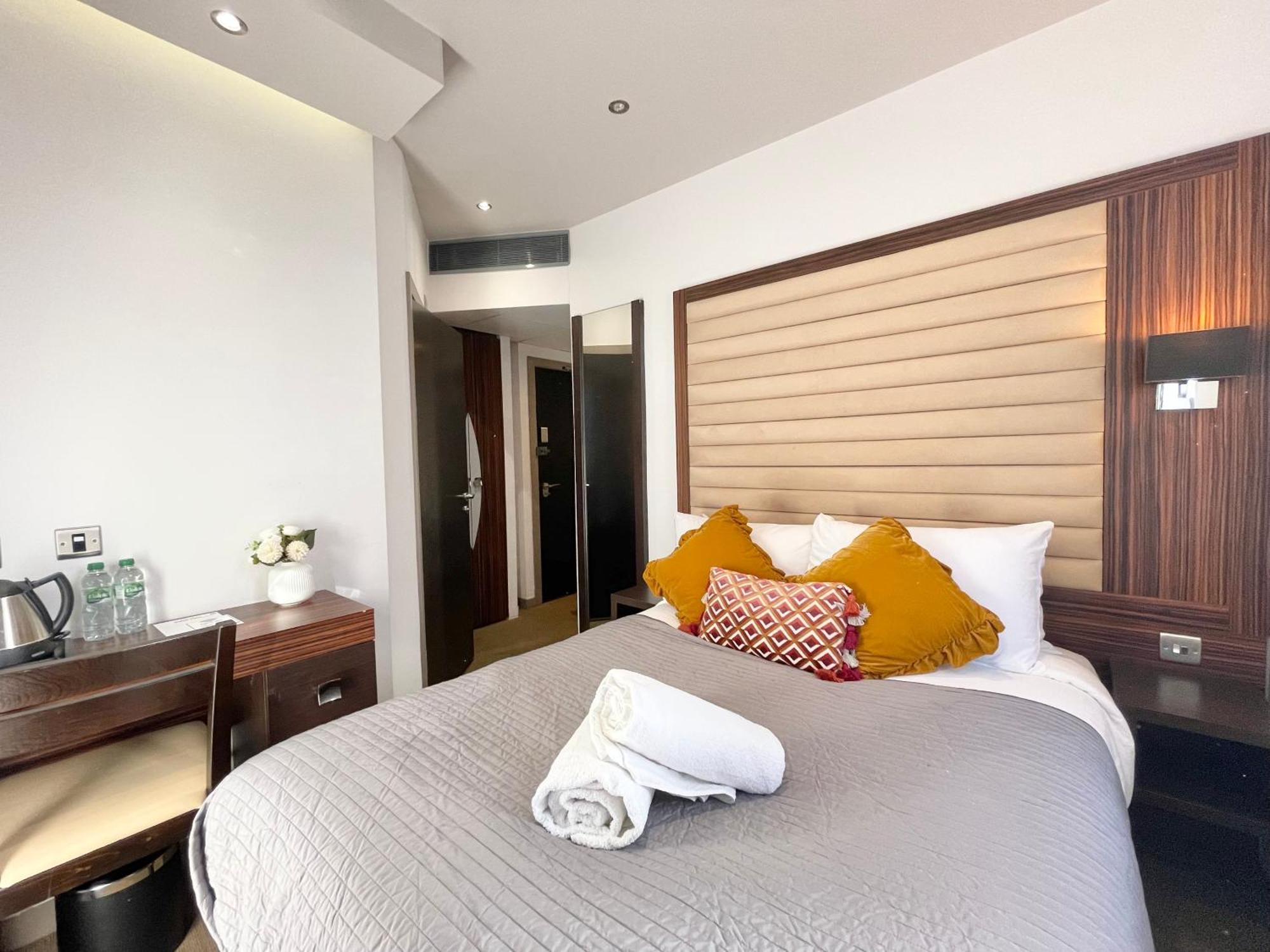 Maitrise Hotel Лондон Экстерьер фото