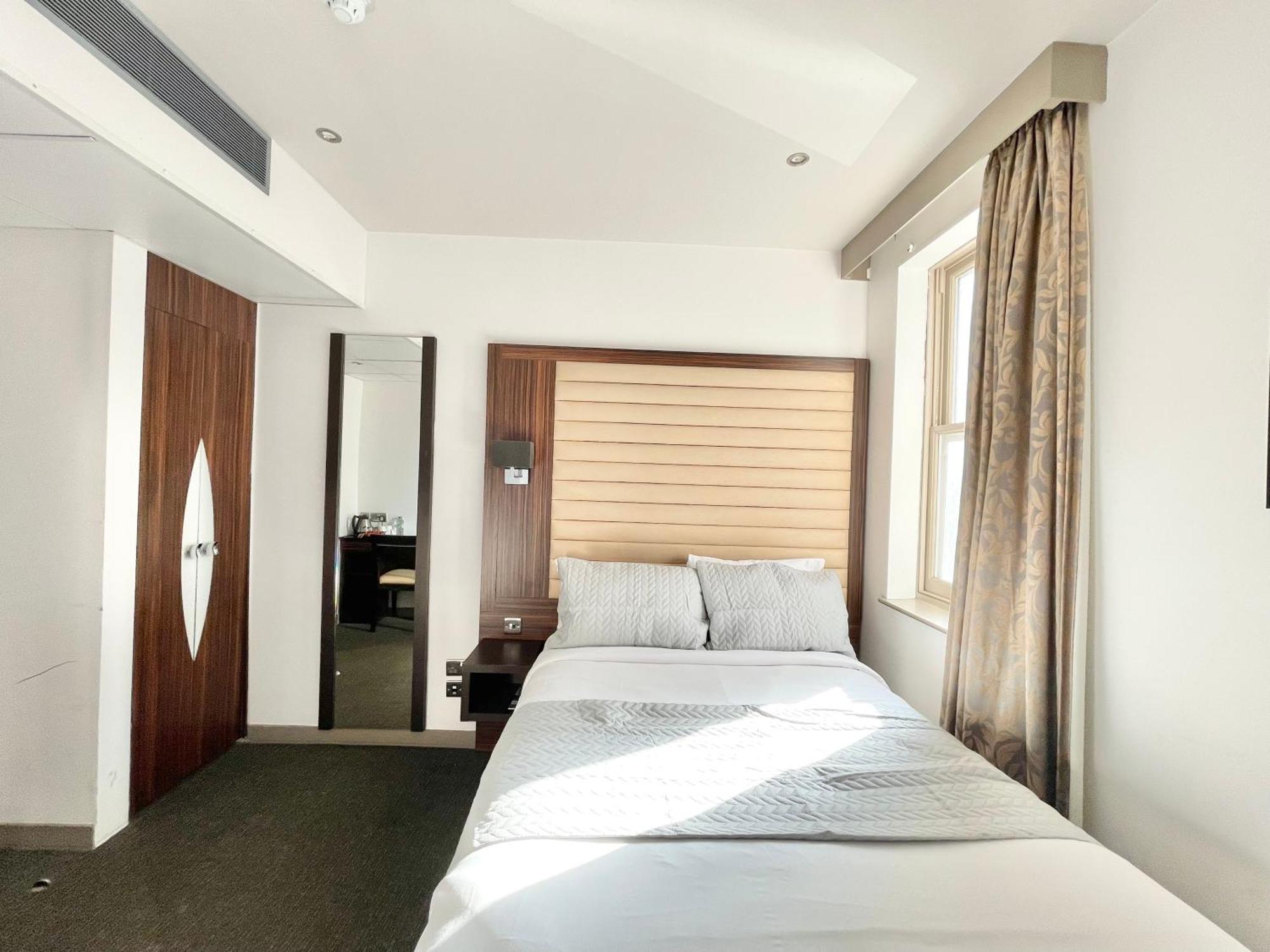 Maitrise Hotel Лондон Экстерьер фото