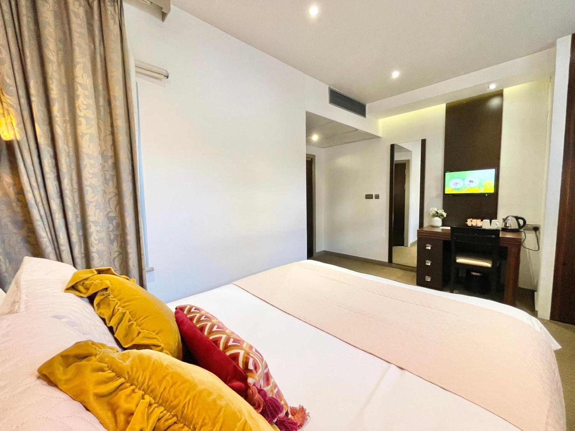 Maitrise Hotel Лондон Экстерьер фото