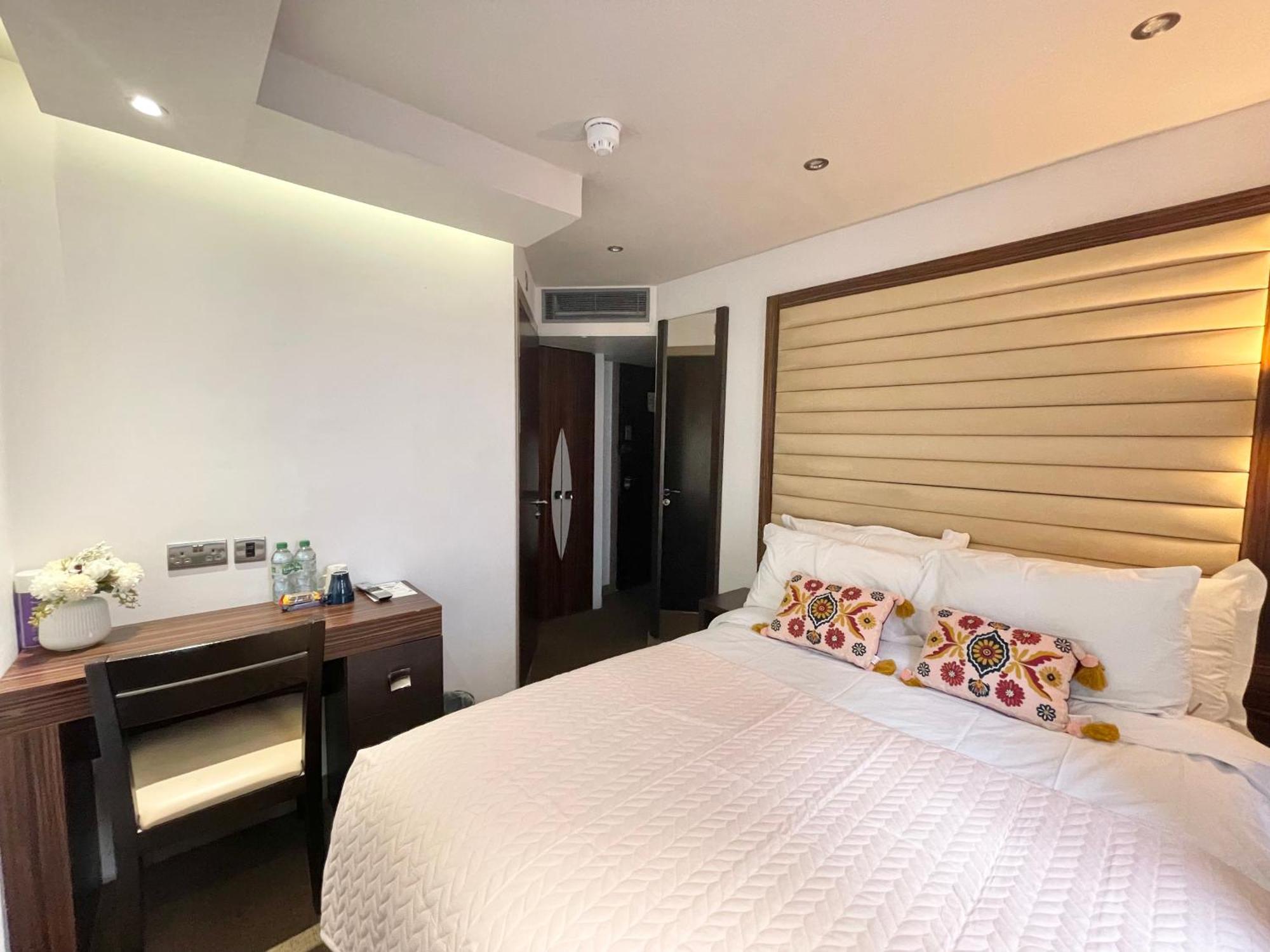 Maitrise Hotel Лондон Экстерьер фото