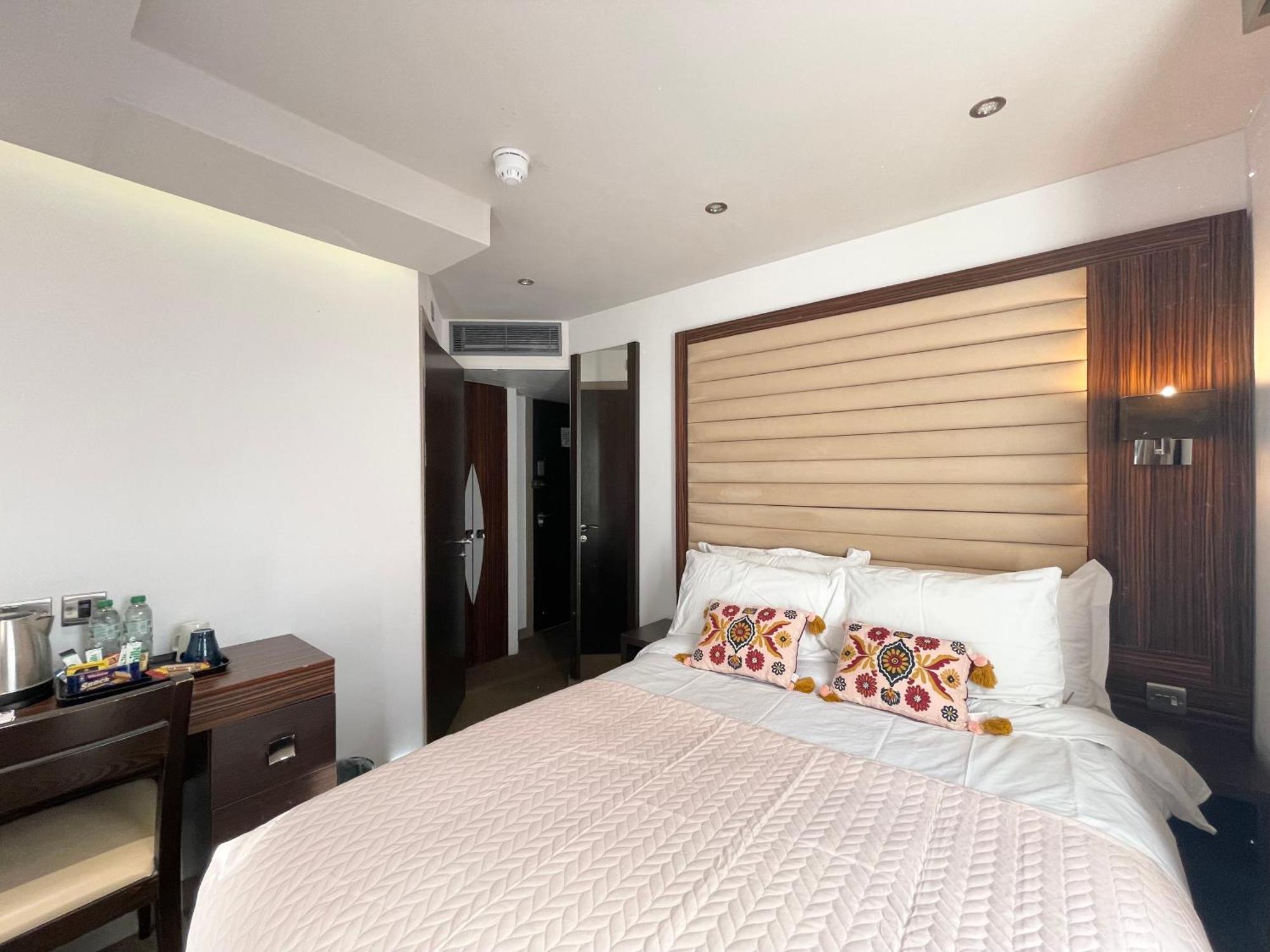 Maitrise Hotel Лондон Экстерьер фото