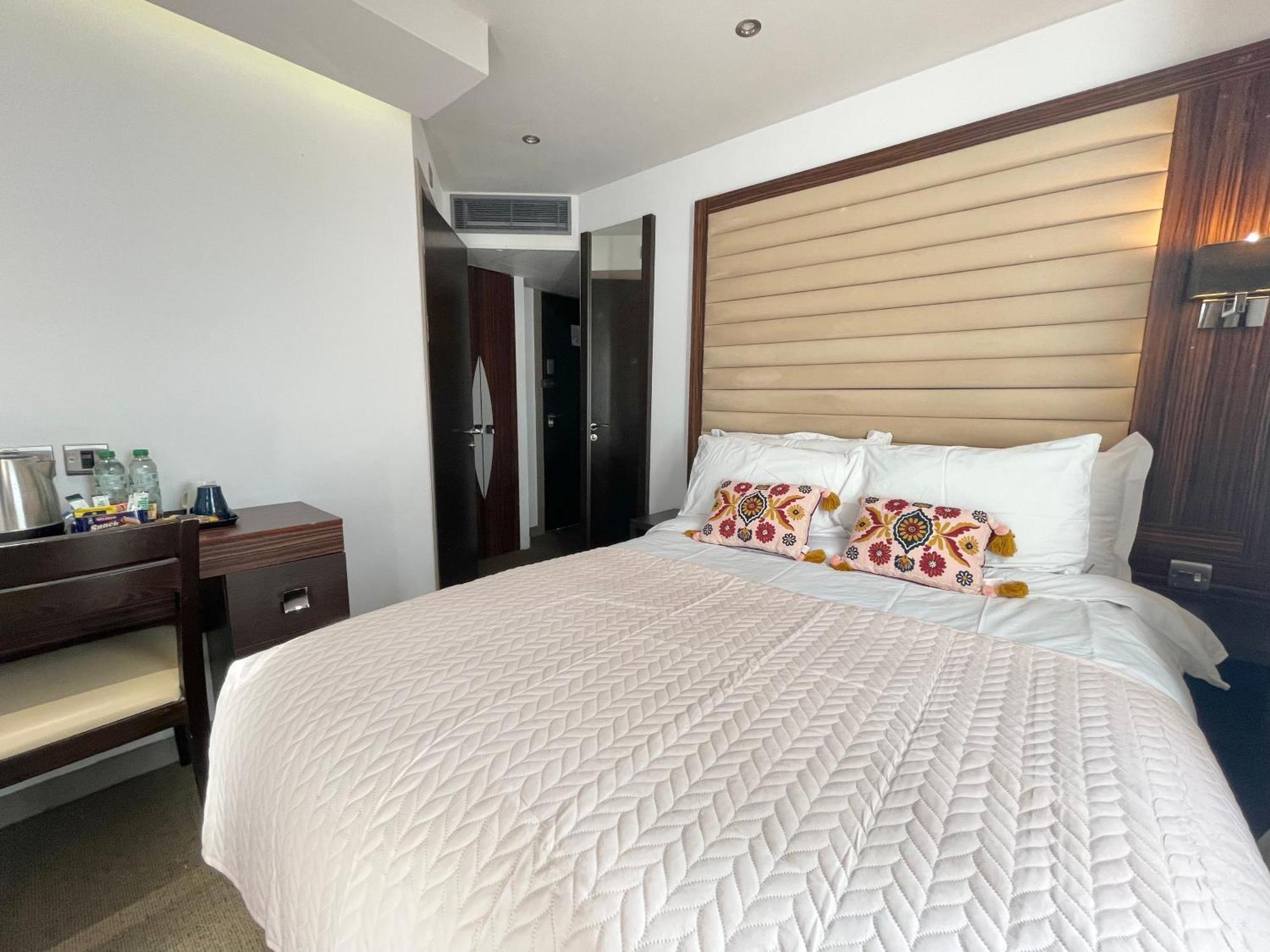 Maitrise Hotel Лондон Экстерьер фото