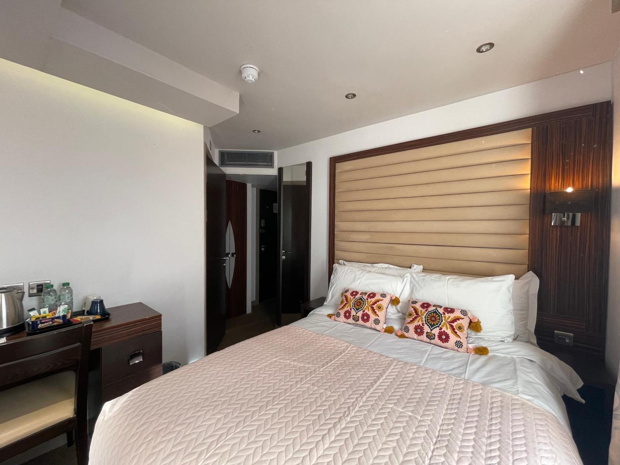 Maitrise Hotel Лондон Экстерьер фото
