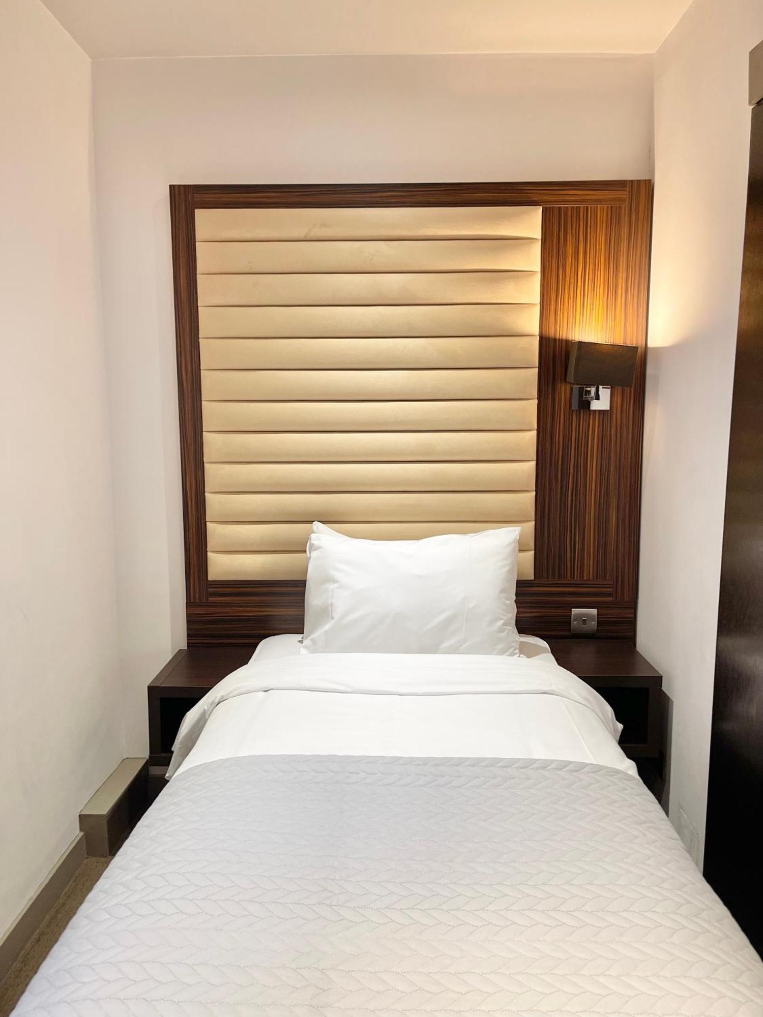 Maitrise Hotel Лондон Экстерьер фото