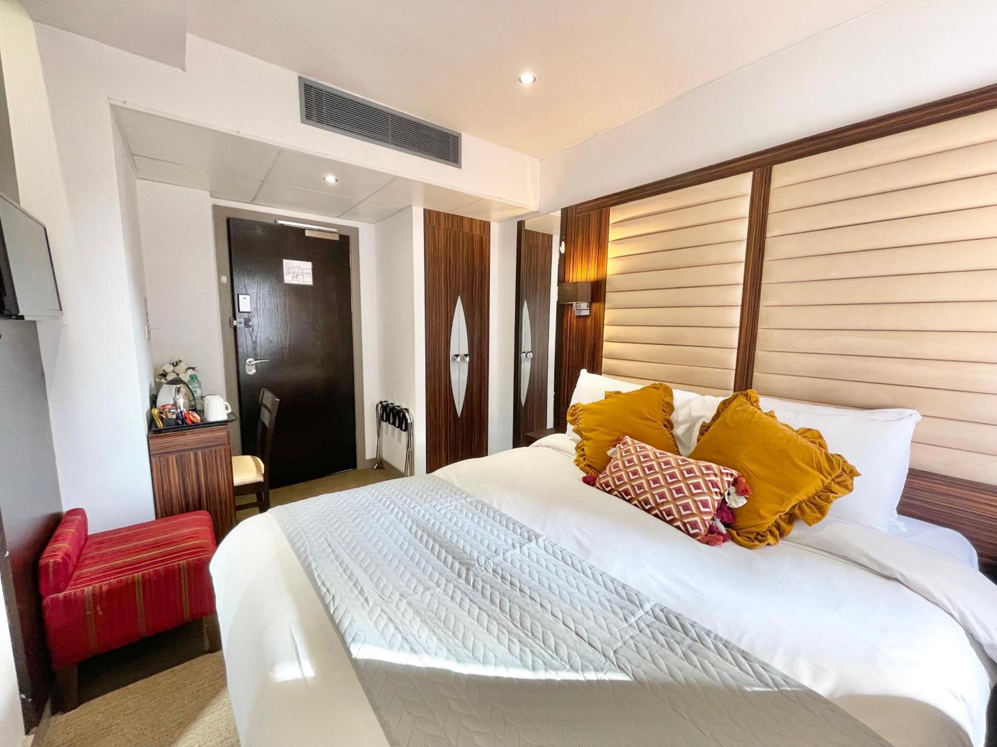 Maitrise Hotel Лондон Экстерьер фото