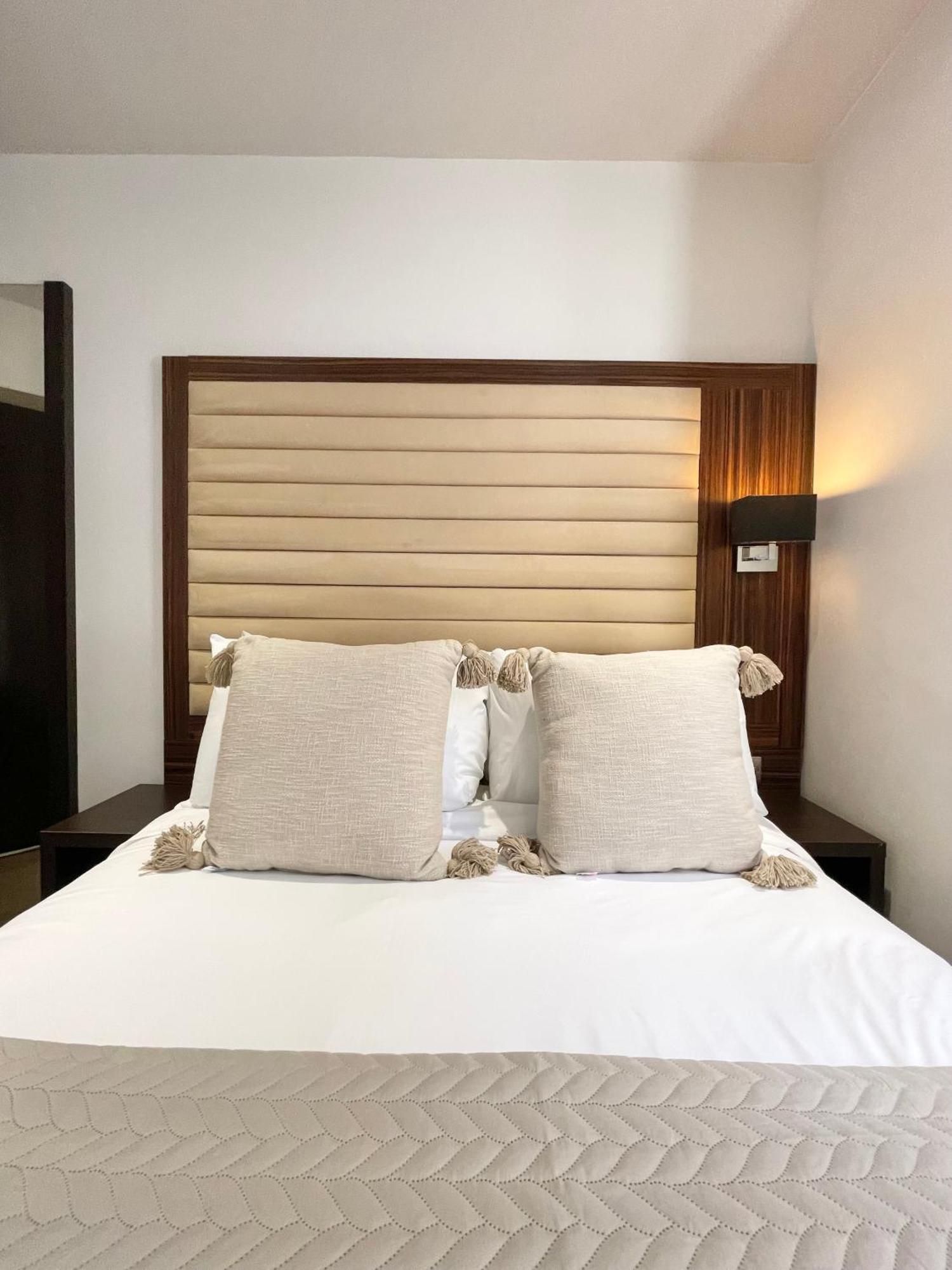 Maitrise Hotel Лондон Экстерьер фото